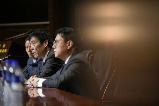 门把有响动的声音，黎漾赶紧闭上双眼。